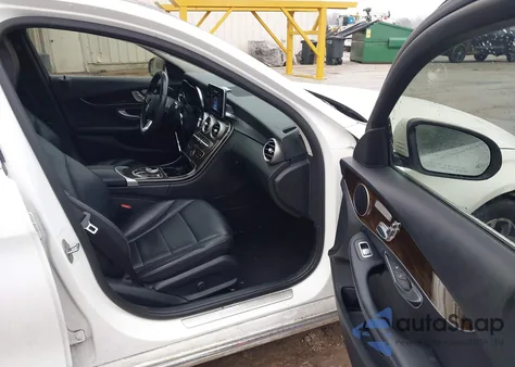 2017 Mercedes-Benz C 300 4Matic z USA, uszkodzony, nr VIN 55SWF4KB2HU223912